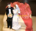/album/fotogalerij-bruidstaart-voorbeelden-/bruidstaart-stapel-vierkant-wit-met-rose-rozen-paartje-zittend-op-rand-C-jpg/